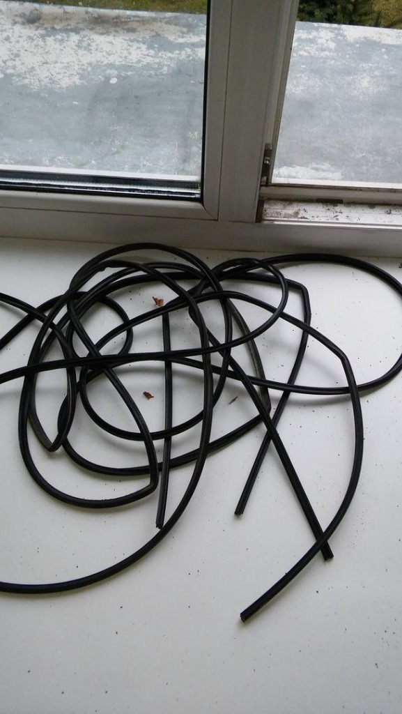 Замена уплотнителя на пластиковом окне в Казани